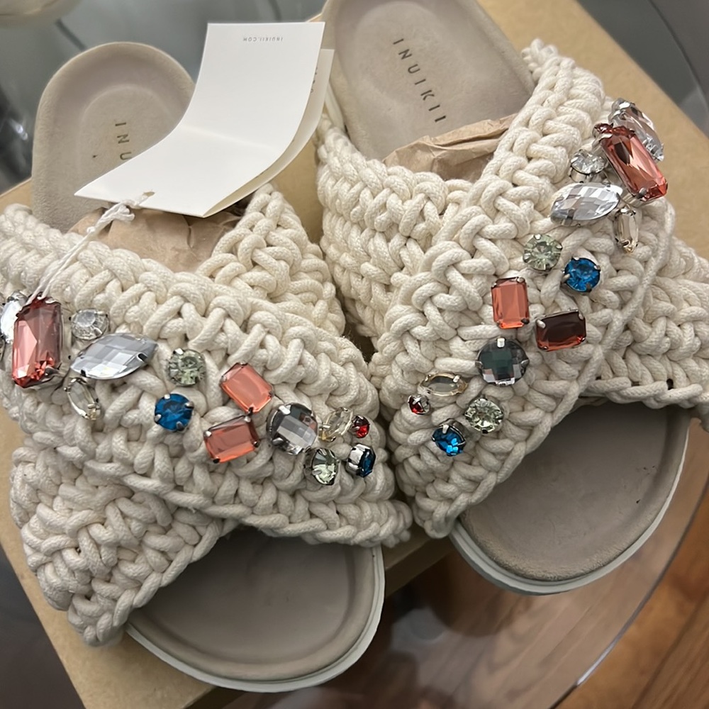 INUIKII woven stones white slides brand new in the box